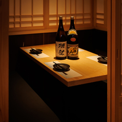 【喫煙可能の席♪】美味しい料理と楽しいひとときをお過ごしください。広々とした空間で、友人や家族、仲間との食事や会話がより楽しくなります。バラエティ豊かなメニューが揃っており、お好みに合わせて選ぶことができます。シェアしやすい盛り付けや、個々の席でのリラックスした時間を楽しむことができます。
