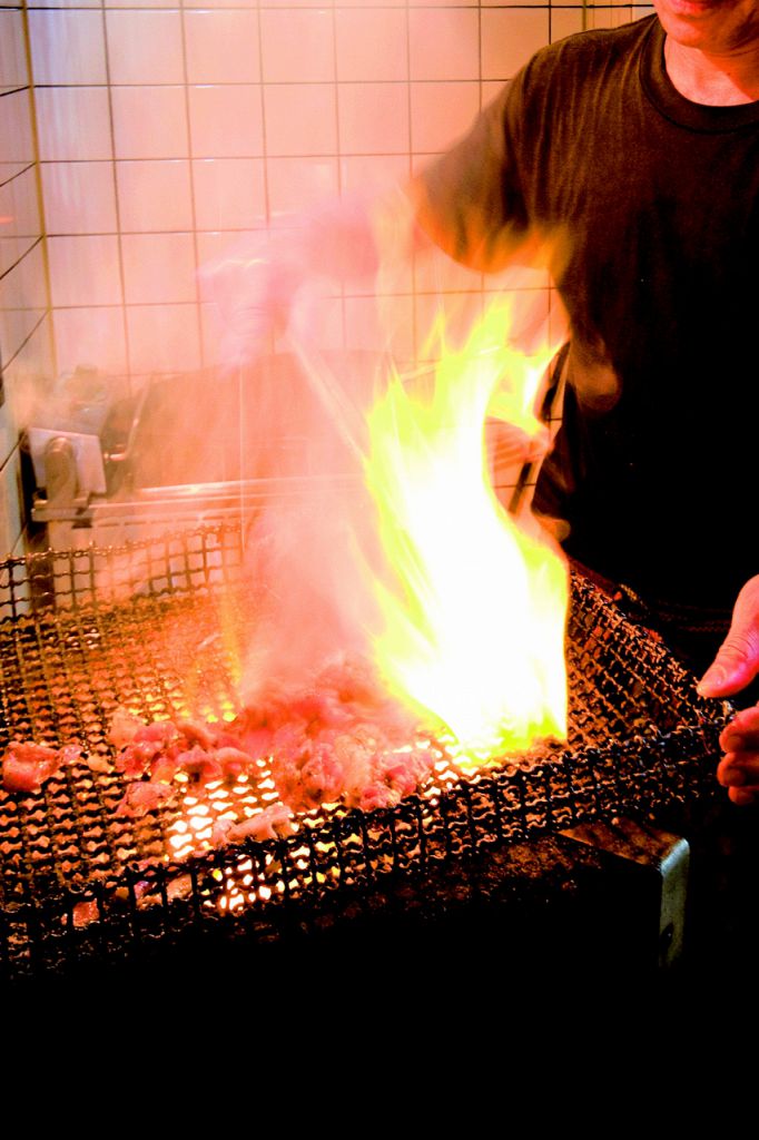 熟練された技がおいしい地鶏もも焼きを作りだす！！一度食べたらハマります♪