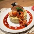 料理メニュー写真 いちごとティラミスパンケーキ