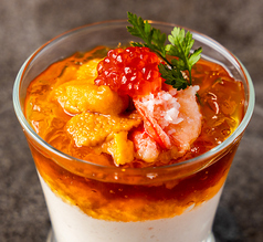 ウニ・カニ・イクラを添えた季節のムース　オマール海老のジュレ