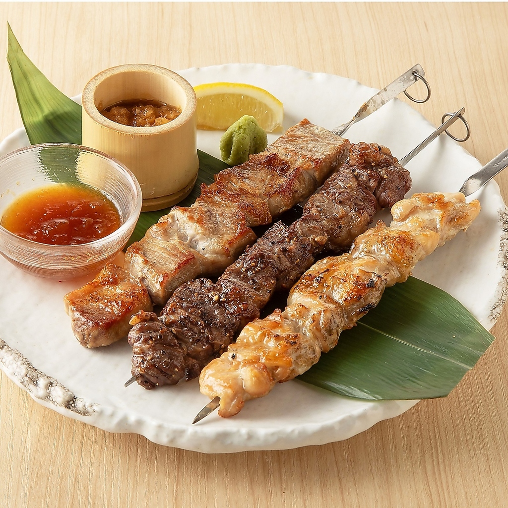 ボリュームたっぷり！楽蔵の3種大串肉盛り（牛中落カルビ大串・豚肩ロース大串・鶏トロ大串）！！