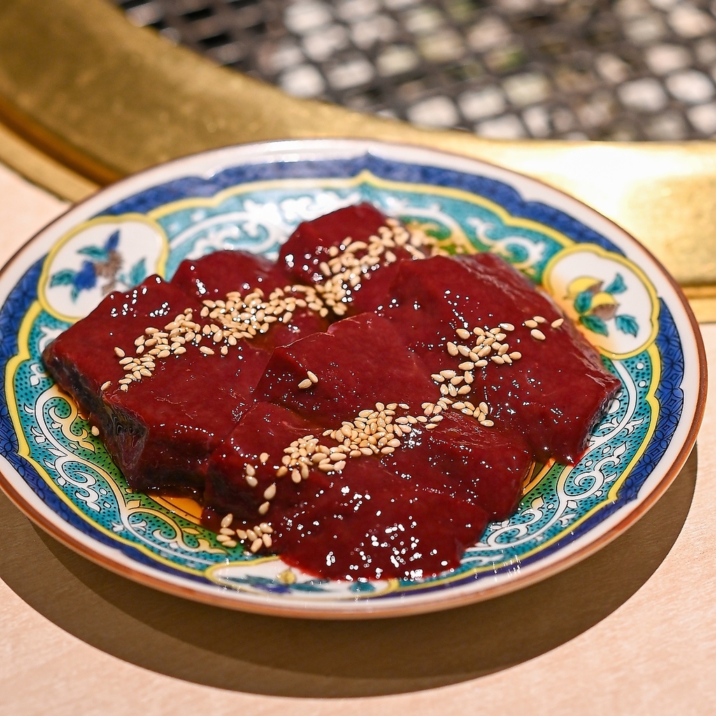 黒毛和牛や生肉を使用した逸品料理など『もう食えません！』となるまでお出しする喰切スタイル