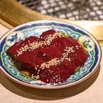 黒毛和牛や生肉を使用した逸品料理など『もう食えません！』となるまでお出しする喰切スタイル