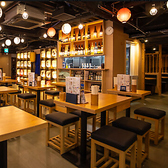 間接照明が優しく灯る、和の趣が品を感じるモダンな空間です!ゆったりとお寛ぎいただけるテーブル席は、ご接待や会食、記念日などのプライベートシーンでもお食事や対談をお楽しみいただけます!空間を広めにとったゆったりとした空間は、品がありながらも和める場となっております!