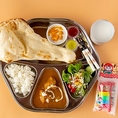 お子様連れのご家族も安心してお食事を楽しめる環境を整えています！甘口カレーやおもちゃが付いた大人気の『お子様カレーセット』をご用意。カレーの辛さはマイルドから選べるので、辛いのが苦手なお子様やご年配の方でも安心してお召し上がりいただけます。