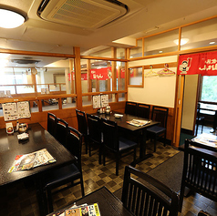 ご友人との会食や家族団らんに最適なテーブル席をご用意。開放感あふれる明るい空間で賑やかで心地よいひとときをお楽しみいただけます。人数に応じて柔軟にレイアウト調整も可能ですので多様な集まりに大活躍。また店内に加熱式タバコ喫煙席もございます。