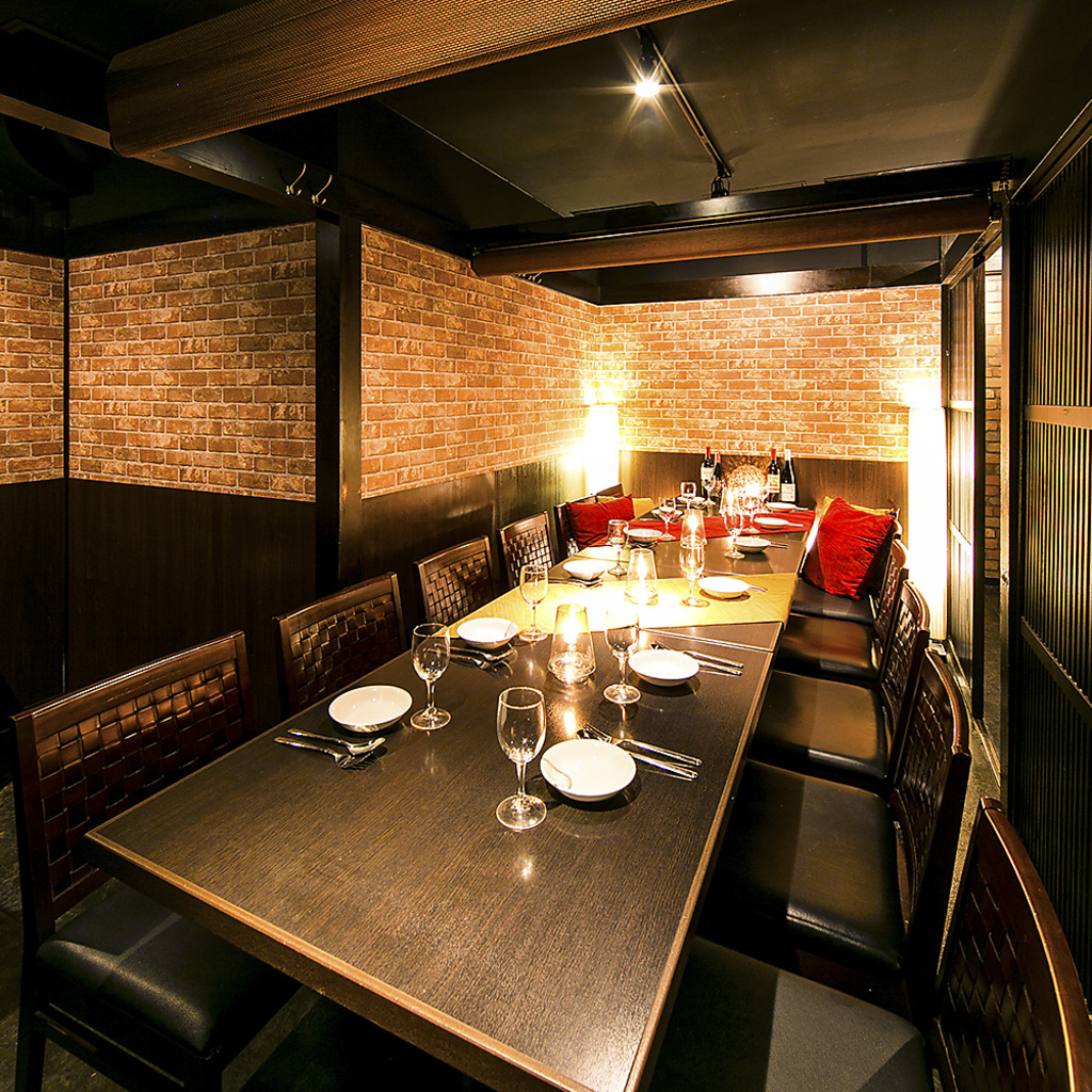 オシャレで幻想的な空間は話が一段と盛り上がります。飲み放題付コースは2780円～ご用意しております