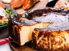 しっとりと濃厚な味わい…〆のデザートにもおススメ♪不動の人気メニュー『バスクチーズケーキ』640円の写真