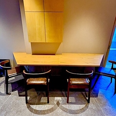 4名様でご予約いただくと、グループで独占してご利用いただけるラウンドカウンター席です。プライベート感のある空間で、周りを気にせずお過ごしいただけます。