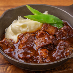 とろける牛肉の赤ワイン煮込みと自家製マッシュポテト添え