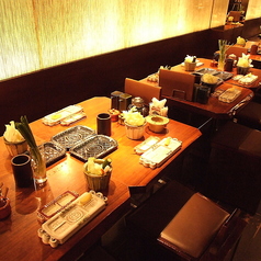 広々としたテーブル席にて、ごゆっくりとお寛ぎくださいませ。