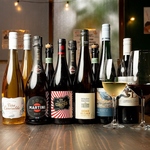 日替わりグラスワインは赤2種　白2種　ボトルは多数取り揃えております◎