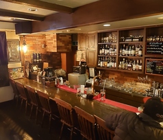 30年以上使い続けた年季の入ったカウンターお酒を飲みながらバーテンダーとの会話に花を！