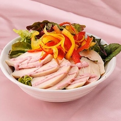 鶏胸肉サラダ仕立て　ピンクセサミソース