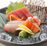 毎朝市場から届く鮮魚を捌いた盛合せ。旬の味覚を贅沢に盛込んだ一皿を地酒と共にお楽しみください。