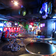 着席最大130名様、立食最大250名様と名古屋最大級のお店を貸切で!音響映像設備はもちろん、ダーツやマリオカートなどのコンテンツも全て無料でご利用可能です♪結婚式の二次会はもちろん、オフ会や同窓会、忘年会や歓送迎会などの企業様の宴会にも◎お得な無料特典も多数ご用意しております。お気軽にお問合せください。