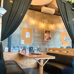 カーテンで仕切られた落ち着いた空間でランチ女子会◎