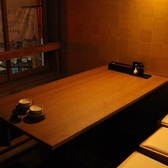 【周りを気にせず語らう、大人のプライベート空間】「全室完全個室」の落ち着いた店内は、大切な方との時間や接待にも最適。2名様から最大25名様まで対応可能な広々としたお部屋も完備しています。会社宴会や親睦会も、扉付き個室で心ゆくまでどうぞ。