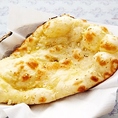 お店の本格カレーや焼きたてナンを、ご自宅やオフィスでも手軽に味わえるテイクアウトサービスを実施中！終日受付可能で、ランチやお弁当、夕食の一品にも最適です。事前にお電話や店頭でご注文いただければ、出来立て熱々の状態でお渡しいたします。