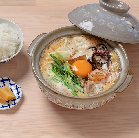 創業昭和51年の老舗が提供する、鶏の旨味がぎっしり詰まったこだわりの鍋焼きラーメン