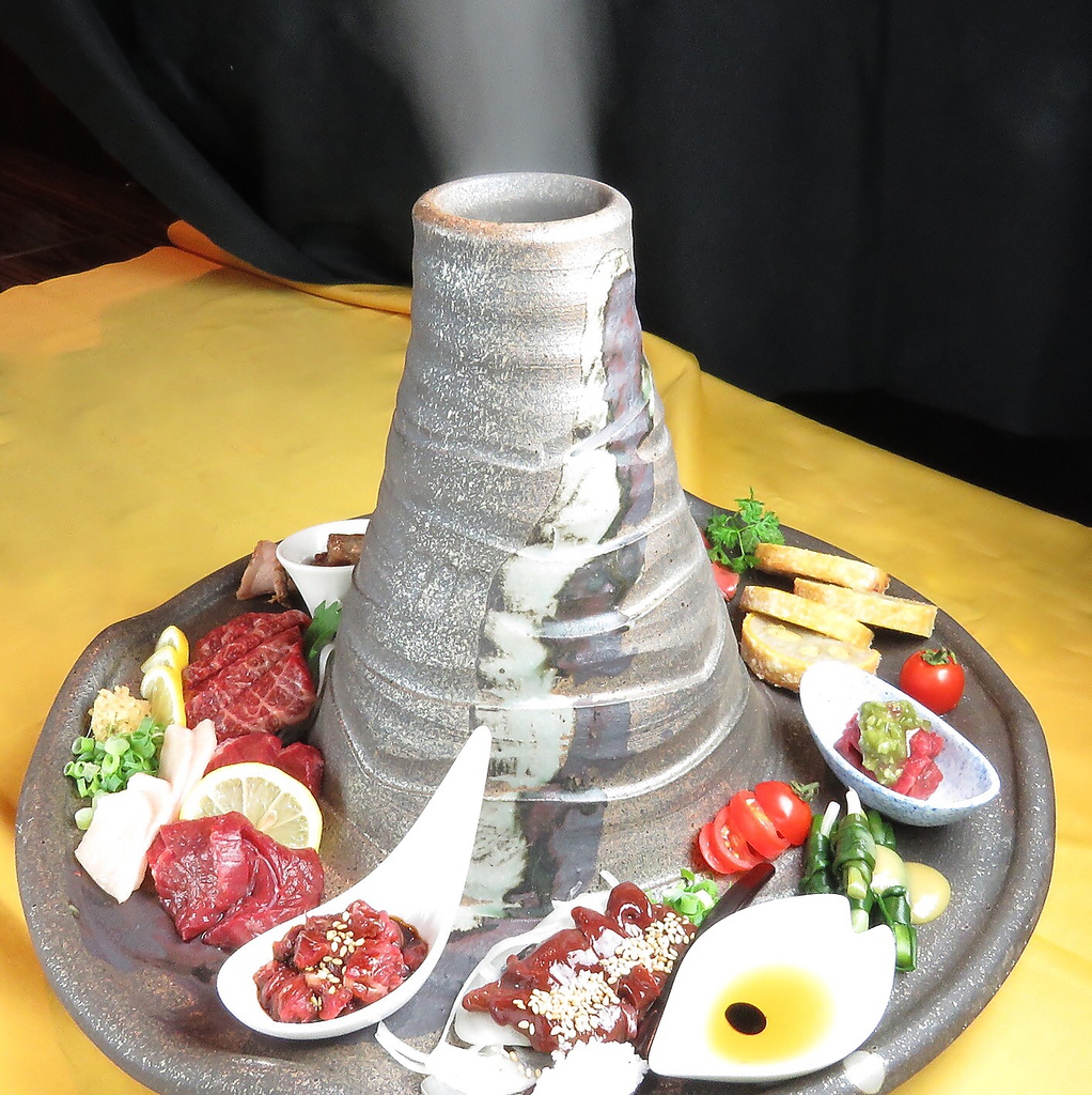 熊本名物が12種類盛り込まれた絶品盛り合わせ