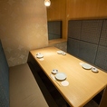 【4名様用 テーブル式完全個室】人気の宴会メニューやお酒に合うこだわりの創作料理をご用意しております。ととうおの人気メニュー「刺身盛り合わせ」や「黒毛和牛の炙り焼き」、こだわりの「握り寿司」などお酒との相性もぴったりのおすすめのお料理を取り揃え！季節ごとの期間限定の逸品もございます♪
