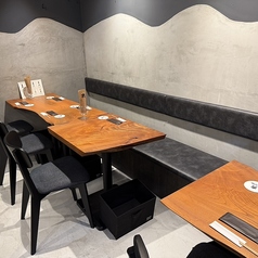 木目のテーブルが並ぶテーブル席は、落ち着いた雰囲気の中でゆったりと過ごせる空間。友人同士のお食事や少人数のご宴会にもおすすめです。ほどよい距離感で会話を楽しめ、料理とお酒を囲みながら、気取らず心地よいひとときをお過ごしいただけます。