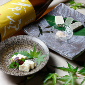 仕入れにこだわった旬の食材を使用しております。串揚げ以外にも瀬戸内の新鮮な魚介、九州からの馬刺、湯葉刺身、生ふなど旬の食材を各種取り揃えております。