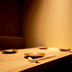 高級感あふれる和みの空間で寿司会席料理を味わう。職人の手仕事が加えられた寿司や季節料理をいただきながら、食材から四季を味わうことができます。そのためメニューは季節により変わる旬の食材を提供いたします。この瞬間だけしか味わえない旬の味をご堪能ください。