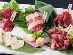 【馬刺し階段盛り合わせ】…赤身、特上霜降り、フタエゴ、タテガミなど希少部位も贅沢に盛り合わせ。