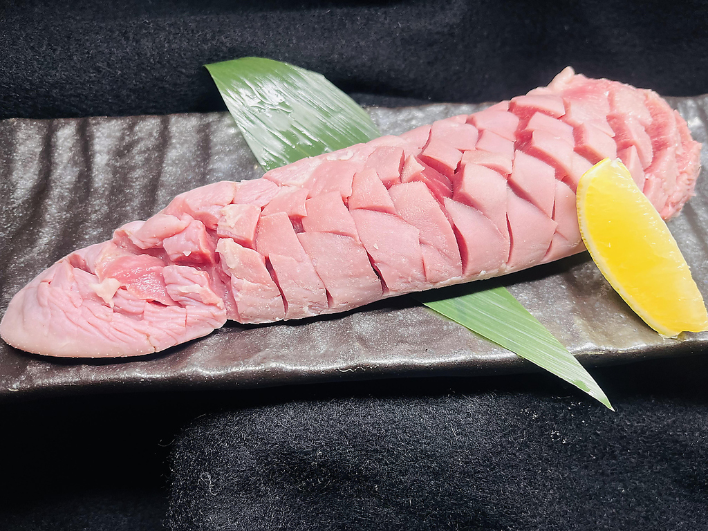 丸ごと豚タン１本焼き！！憧れメニュー！！クーポン利用で￥980（￥1078）でのご提供！！