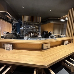 目の前で職人が焼き鳥を焼き上げる様子をご覧いただける、ライブ感満載のカウンター席です。大人の雰囲気の中で、五感で料理を堪能できます。デートにも最適♪