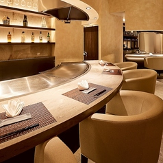 スタイリッシュでオシャレな空間も魅力の一つです。洗練されたデザインのカウンターや、こだわりのインテリアが上質なひとときを演出します。非日常を味わえる空間で、こだわりの鉄板焼きをお楽しみください。