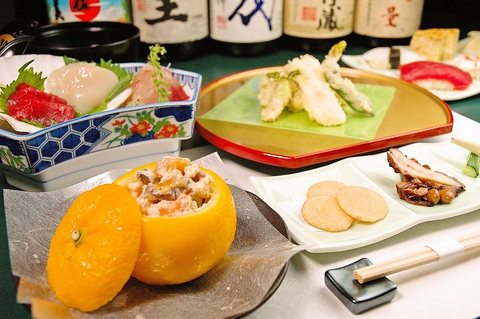 寿司の他、鰻や天ぷらなど一品料理も豊富。季節に合わせた旬の素材を使った料理もある