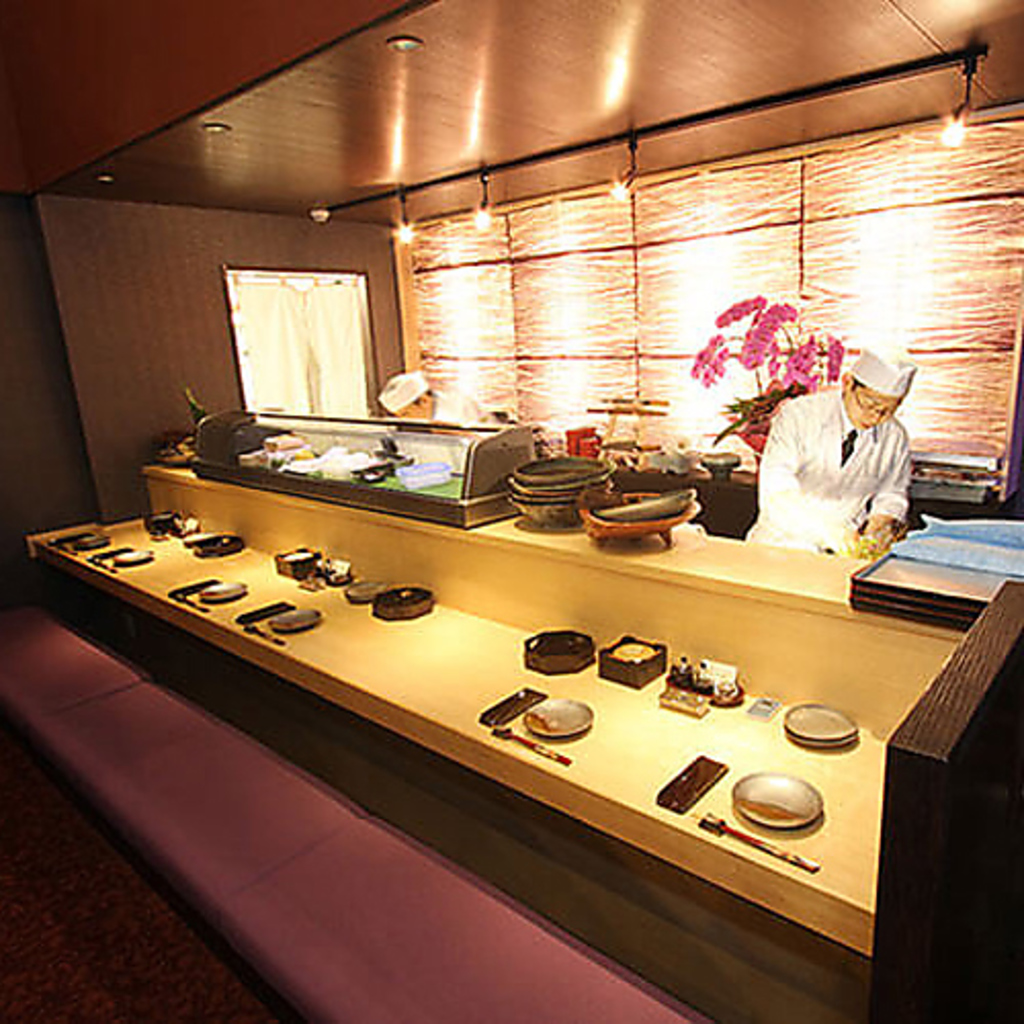 職人の技を間近で楽しめるカウンター席は、予約が入るほどの人気席です。