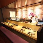 職人の技を間近で楽しめるカウンター席は、予約が入るほどの人気席です。