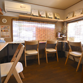 当店にはイートインスペースがございます。平日は10時半から、土日祝は10時から唐揚げやお弁当の販売をしておりますので、テイクアウトのご利用はもちろん、店内イートインスペースでのお食事も大歓迎です。