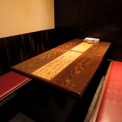 【2名様～4名様向けのテーブル席】女子会や飲み会、会社帰りのちょい飲みなど、様々なシーンにおすすめのお席です。土間土間ではコースメニューをはじめ、絶品の単品料理、豊富なドリンクメニューをご用意しております♪