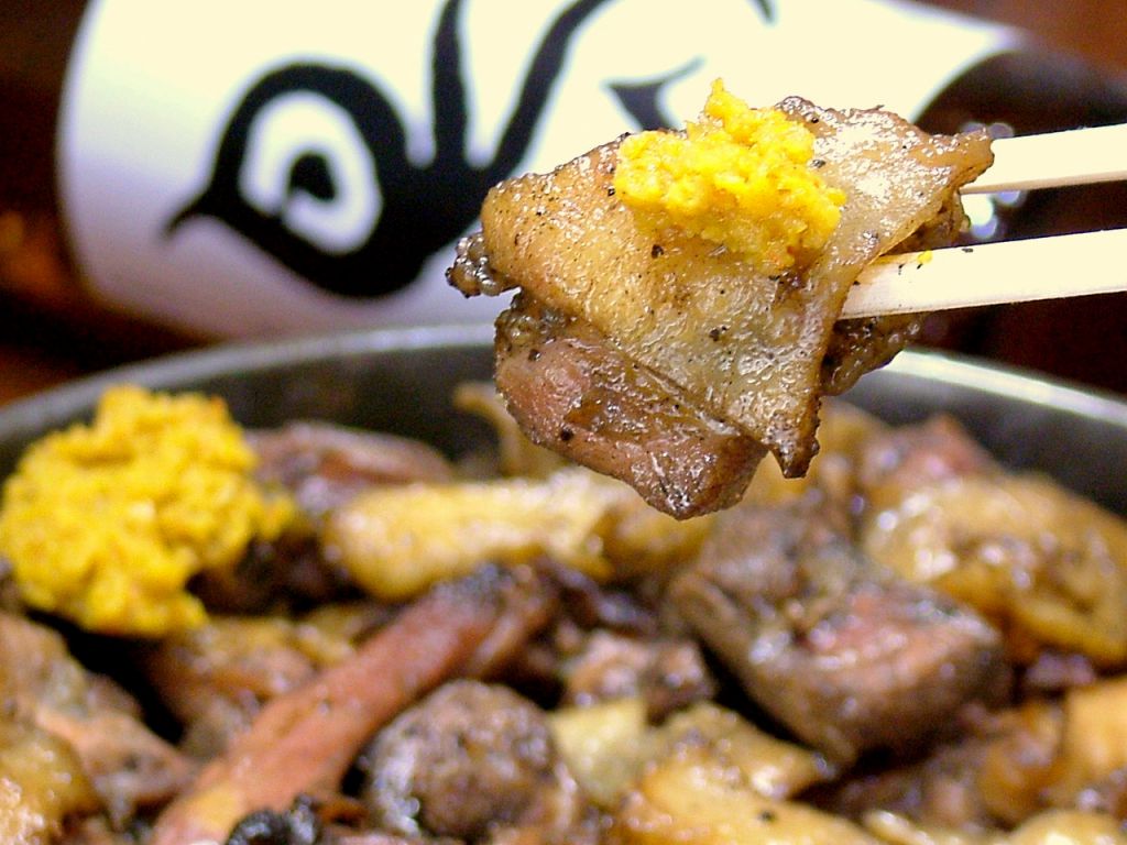 地鶏炭火焼は噛めば噛むほどに出てくる甘みがポイントの本格的な味わい♪