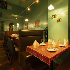 多種多様なテーブル席をご用意しております。どのお席もゆとりあるスペースを確保しておりますので、落ち着いて食事ができます。