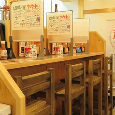 カウンター席はパーテーションで区切られているため、隣を気にせずお食事やお酒をお楽しみください♪オープンキッチンカウンターなので、調理風景を眺めながらゆったりお過ごしいただくのも◎