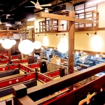 昭和レトロな空間が広がる店内。テーブル席・掘りごたつ席・お座敷席など多彩な席タイプをご用意。