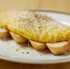 トリュフ香るチーズオムレツのブルスケッタ