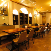 店内は活気ある雰囲気ながらも、席間隔をしっかり確保しているためゆったりと食事を楽しめます。賑やかさと落ち着きのバランスが絶妙で、長時間のご利用にも適した空間です。