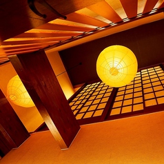 吹きぬけの天井からは温かみのある照明の明かりが広がり、ホッとできる空間です。