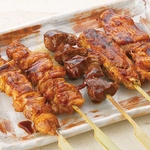 炭火で一本ずつ丁寧に焼き上げる自慢の焼とり。香ばしい香りと、ジューシーな肉の旨味をご堪能あれ◎