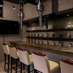 落ち着いた雰囲気の中で特別な時間を過ごせる当店は、しっかりとした背もたれのあるカウンター席をご用意しています。特別なデートにぴったりで、恋人との親密な会話を楽しむのにも最適。美味しい料理と共に、思い出に残る素敵な時間をぜひお楽しみください。大切な人との距離をより縮めるための特別な場所をご提供します。