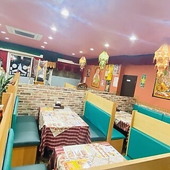 当店のテーブル席は、ゆったりと座れるソファーもご用意しており、心からリラックスしてお食事を楽しめます。広々とした空間設計により、隣の席を気にせず、会話と本格カレーやナンを堪能していただけます。デートや友人とのお食事はもちろん、ご家族でのんびり過ごしたい時に最適な空間です。ぜひお気軽にご予約ください。