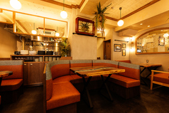 温かい照明に包まれた空間に、プライベート感を重視した特注のU字型ソファーブース席をご用意。ふかふかのレザーシートと、天然の風合いを活かしたユニークな木製テーブルが、グループ利用でもゆったりと落ち着ける贅沢な居心地を提供します。周囲の視線を気にせず、美食を囲んで心置きなく会話をお楽しみくださいませ！