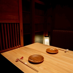 大切な方との楽しむ特別な料理だからこそ職人が揮う料理だけではなく、料理をお出しする器までもこだわって奉仕させていただいてます。料理によって映える器は十食十色。料理を楽しんでいただくために演出や盛り付けだけではなくお出しする器までもこだわってお出し致します。